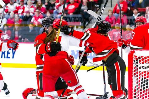 Photos Wisconsin Womens Hockey Proceeds To The Frozen Four After Dominating St Lawrence 4 0