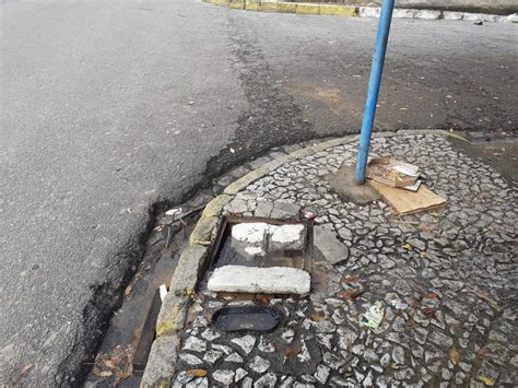 Cano estourado desperdiça água no centro da cidade BJ1