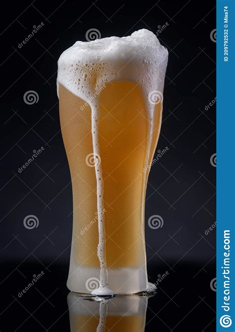 Cerveza Ligera Con Espuma En Un Vaso Con Fondo Negro Foto De Archivo