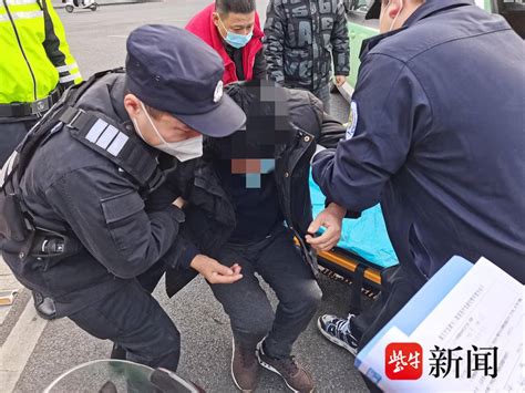 老人被车撞到后倒地不起，特警队员暖心守护送医诊治救护车身体妻子