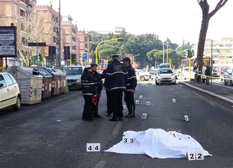 Incidente A Roma Scontro Tra Furgone E Scooter Morta Una Donna A Due