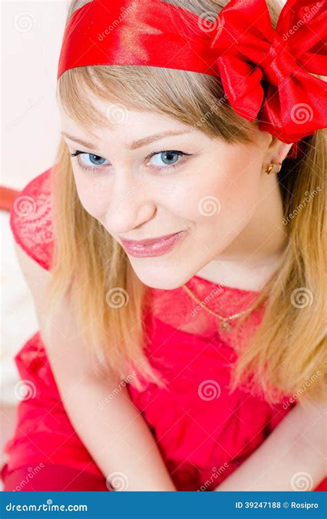 Appareil Photo De Sourire De Belle Jeune De Femme Fille De Pin Up Blonde Dr Le D Yeux Bleus Et