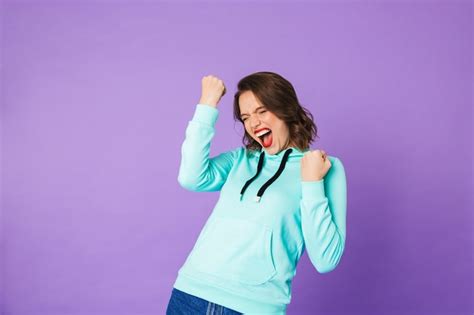 La Imagen De Una Mujer Joven Hermosa Emocionada Que Presenta Aislada