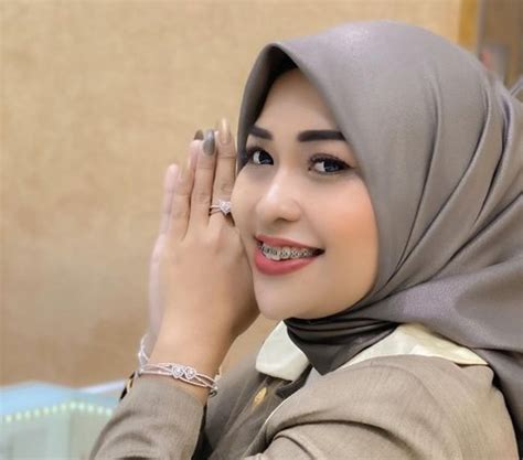 Potret Pose Cantik Selebgram Ummu Hani Mandi Lumpur Dan Nongkrong Di