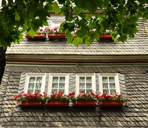 Фасады домов с окнами под крышей - фото