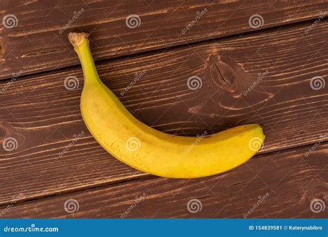 Banana Amarela Madura Na Madeira Marrom Imagem De Stock Imagem De