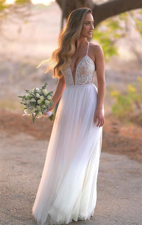 The 20 Best Beach Wedding Dresses 2023 [tips And Styles] 2022