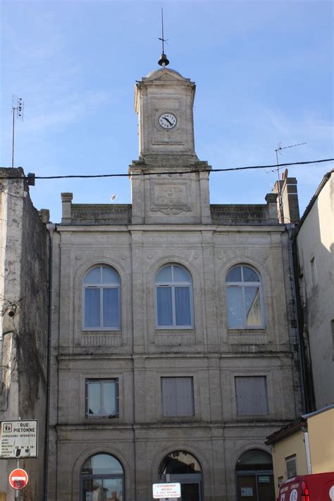 La Place De L Horloge Langon