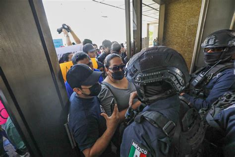 VIDEO Tumban la puerta Se sale de control la manifestación de