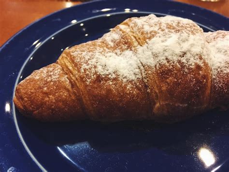 Premium Photo Close Up Of Croissant With Powdered Sugar In Plate