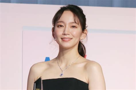 吉岡里帆、美肌輝くドレスで魅了 スリットから美脚もチラリ マイナビニュース