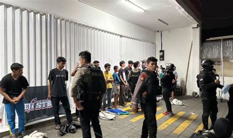 Lagi Rayakan Ulang Tahun 29 Anggota Gangster Bersajam Ditangkap Di