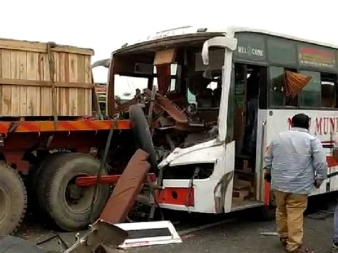 Private Bus Collided With Trailer Driver Referred To Udaipur Two