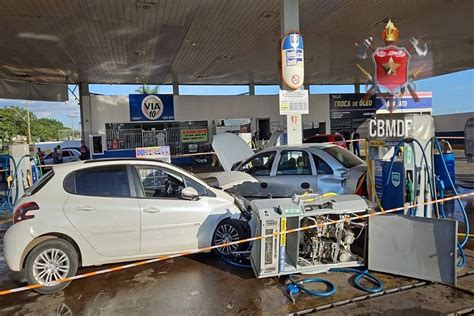 Carro invade posto bate em veículo e danifica bomba de combustível