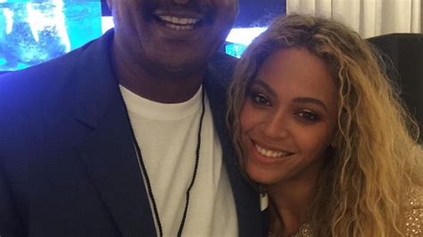 Wieder versöhnt Hier posiert Beyoncé mit ihrem Vater Promiflash de