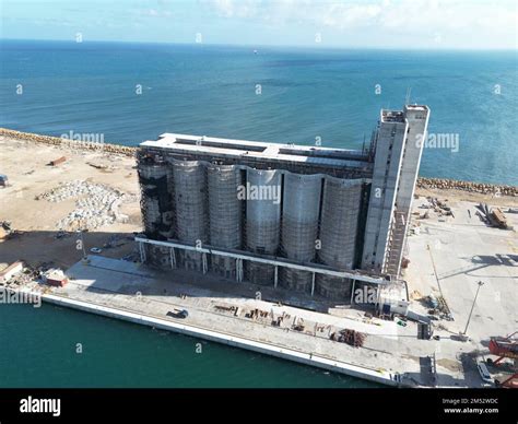 I Silos Di Grano Compaiono A Misurata Nella Fase Di Manutenzione Dove