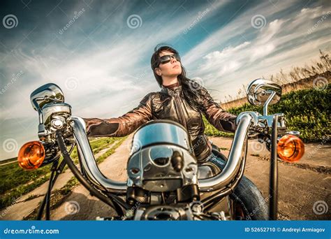 Fille De Cycliste Sur Une Moto Photo Stock Image Du Moteur Moto