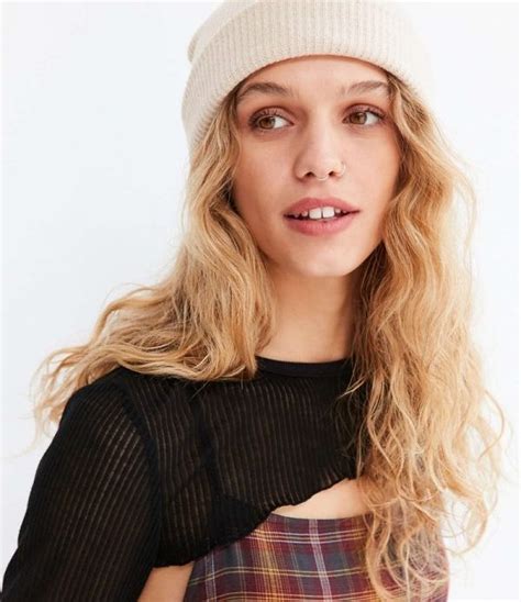 30 Stylish Beanie Hairstyles To Try This Winter