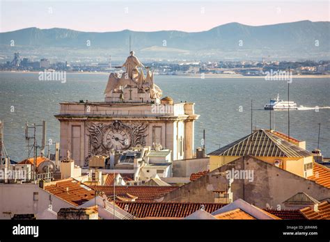 Lisbona è il Portogallo collinare litoranea città capitale Dall