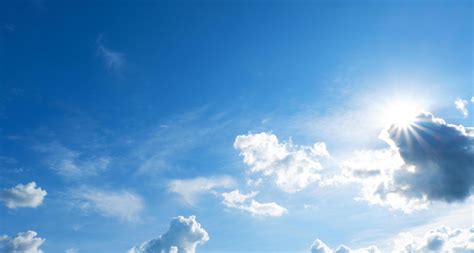 céu azul limpo e fundo de céu de nuvens brancas espaço para