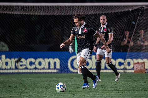 Paulinho e Figueiredo são desfalques do Vasco contra o Fortaleza