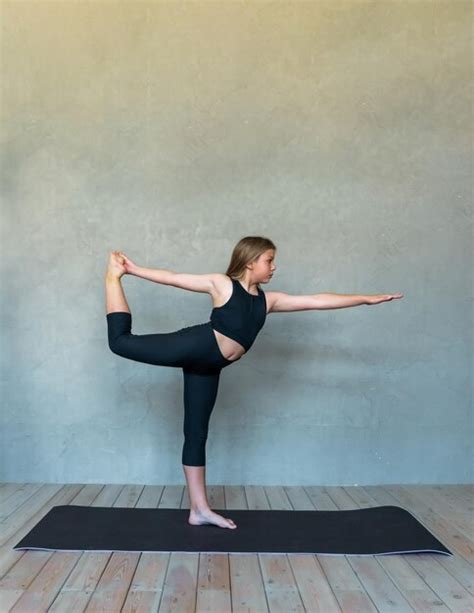 Una Joven En Ropa Deportiva Hace Yoga Fitness En Casa Deportes En Casa