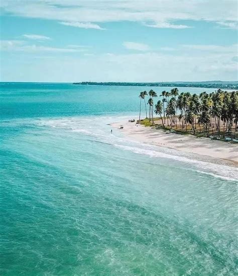 Palmeras agua cristalina y una iglesia sobre la arena así es la