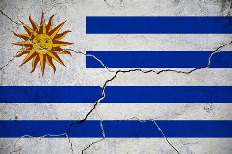 Imagen De La Bandera Uruguay En Una Pared Con Una Grieta Stock De