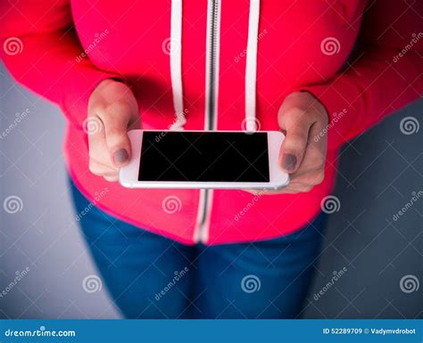 Imagen Del Primer De Las Manos Femeninas Que Sostienen Smartphone