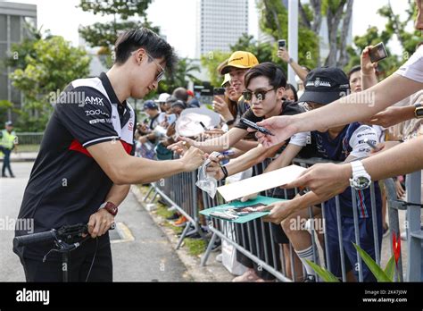 Singapur September Zhou Guanyu Chi Alfa Romeo F Team