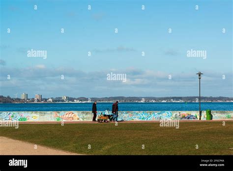 Eine Familie Beim Spaziergang Am Strand Vom Ostseebad Laboe An Der