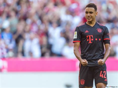 Jamal Musiala von Bayern München bejubelt das Tor 2K Hintergrundbild