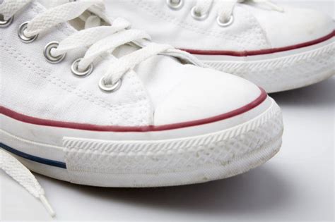 Tips Para Limpiar Tus Tenis Blancos De Tela