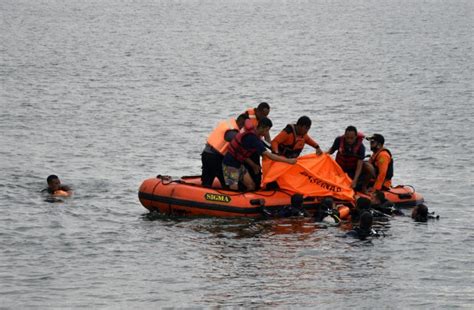 Tim Sar Evakuasi Korban Tenggelam Di Pantai Barombong Republika Online