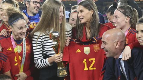 Polémica por el beso en la boca de Rubiales a una de las jugadoras de ...