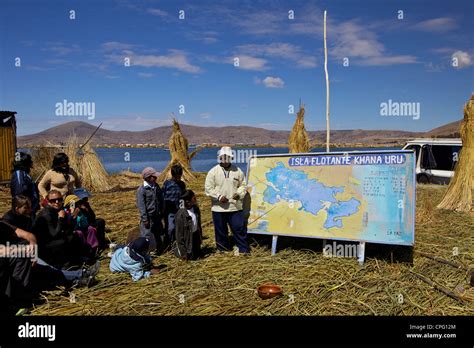 Hombre Ind Gena Mostrando Los Turistas Mapa De Isla Flotante Islas