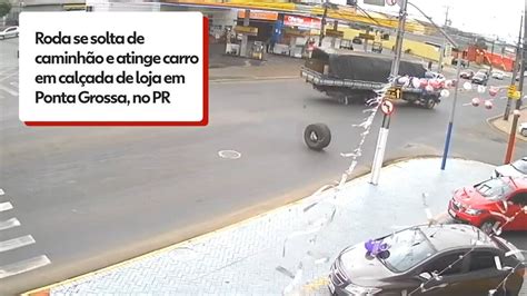 Vídeo Vídeo mostra momento em que roda se solta de caminhão e atinge