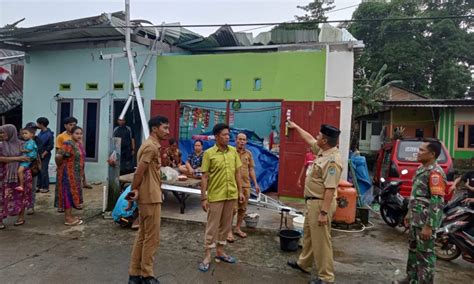 Puting Beliung Terjang Puluhan Rumah Di Pakkatto Satu Atap Rumah Timpa