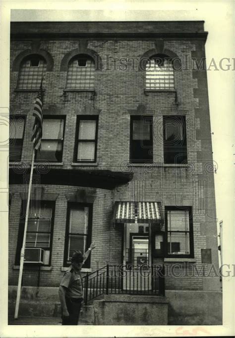 1979 Deputy Points Out Where Prisoner Escaped Schenectady Ny Jail