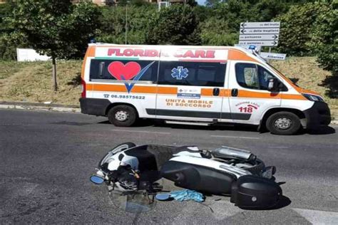 Roma Incidente Tra Scooter E Furgone All Incrocio Grave Una Donna