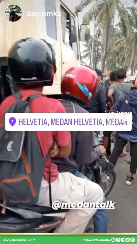 Kecekakaan Pengendara Sepeda Motor Berbonceng Tiga Tabrakan Dengan Truk