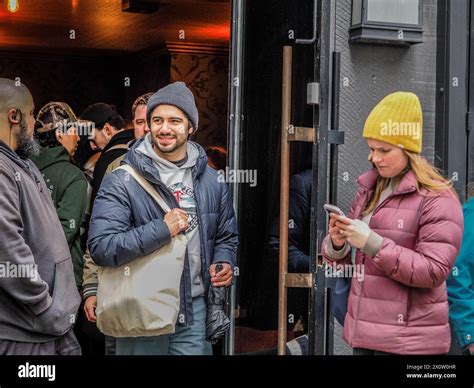 Les Acheteurs De Billets Et De Marchandises Qui Sortent Du Magasin