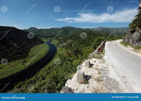 LAGO BALCÁNICO DE EUROPA MONTENEGRO SKADAR Fotografía editorial