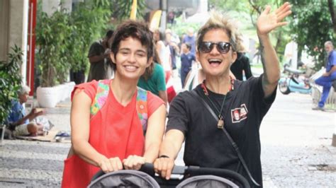 Nanda Costa e esposa passeiam as filhas gêmeas e encantam