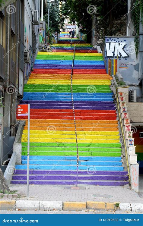 Escalera De La Ciudad Pintada Con Colores Del Arco Iris Imagen De