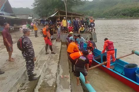 Kapal Terbalik Dihempas Ombak Enam Nelayan Berhasil Diselamatkan