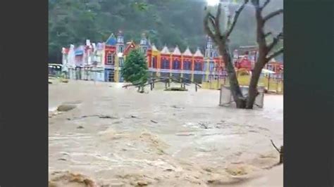 Banjir Terjang Lembah Harau Lima Puluh Kota Rendam Objek Wisata Hingga