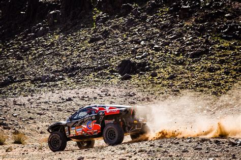 DAKAR 9ème étape Sébastien Loeb remonte sur Carlos Sainz mais il