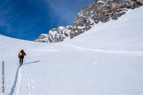 Inverno Sci Alpinista In Salita Nella Neve Fresca Stock Photo Adobe