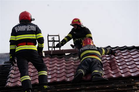 N Minivacan A De Revelion Pompierii Suceveni Au Intervenit N Peste